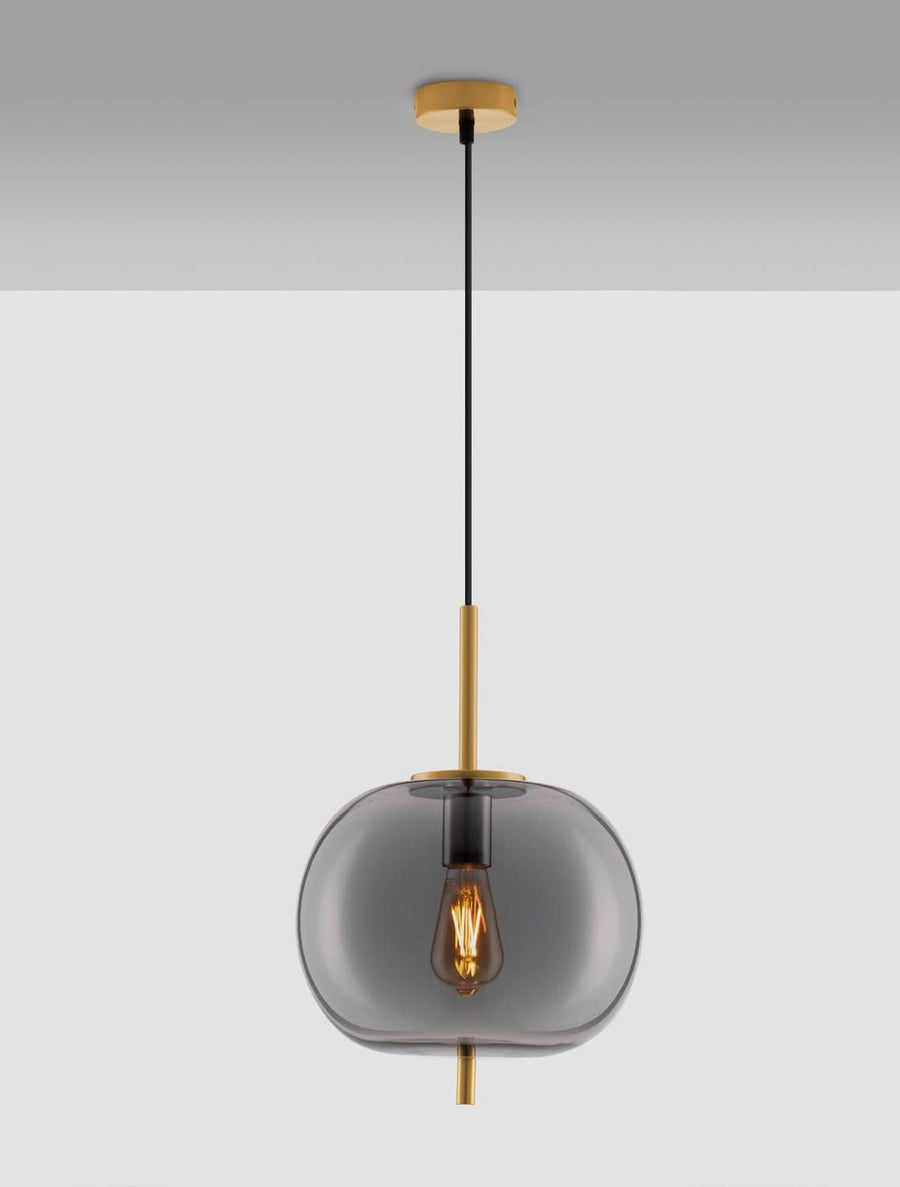 Détail de l'ampoule à filament allumée à l'intérieur du globe en verre fumé