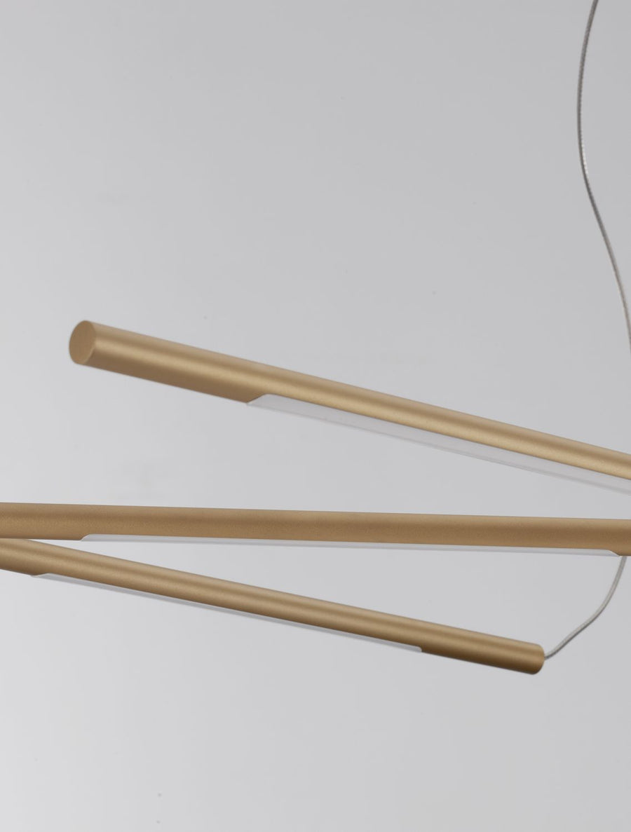 Détail des extrémités de tubes en laiton mat avec diffuseur LED affleurant
