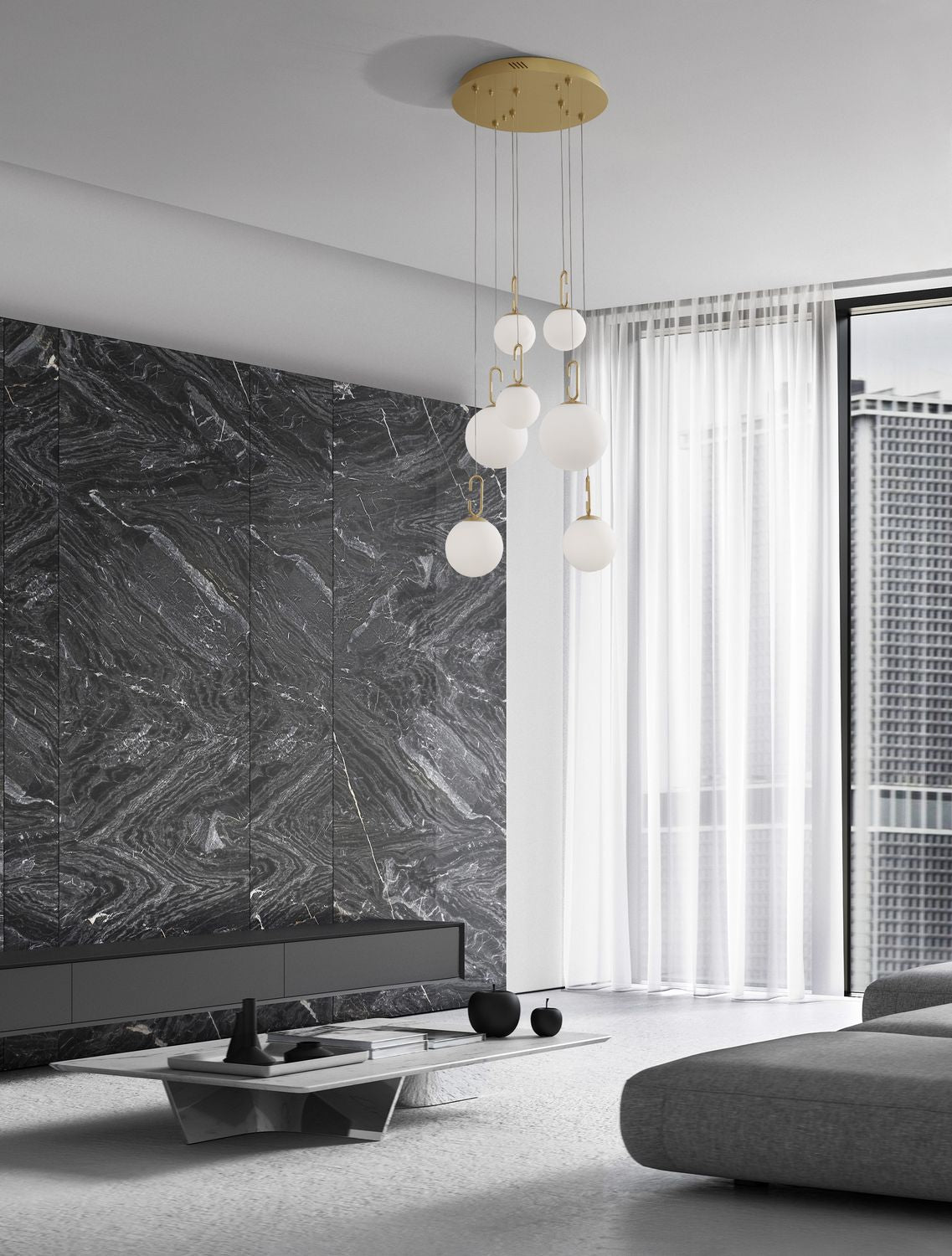 Mise en ambiance de la suspension dorée dans un salon au mur de marbre noir