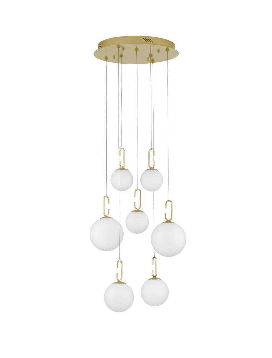 Vue de face du luminaire sur fond blanc, sept globes de verre opalin suspendus