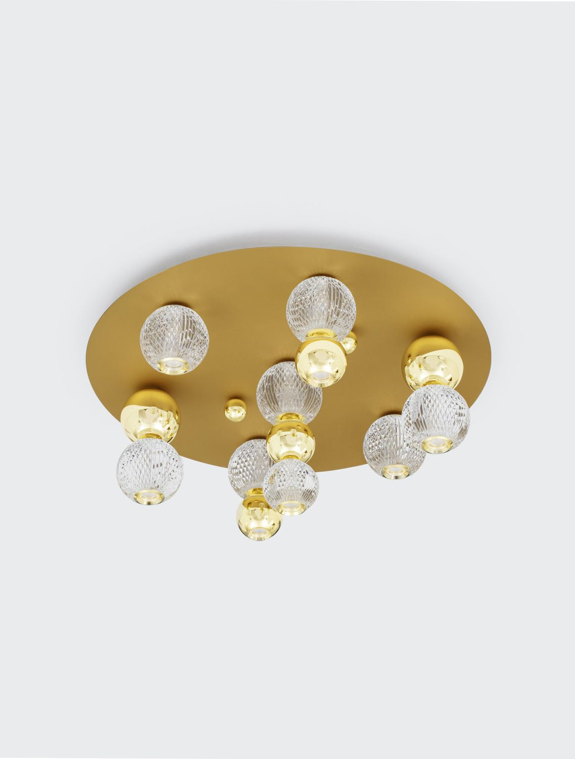 Vue de trois quarts du luminaire doré présentant ses globes de verre