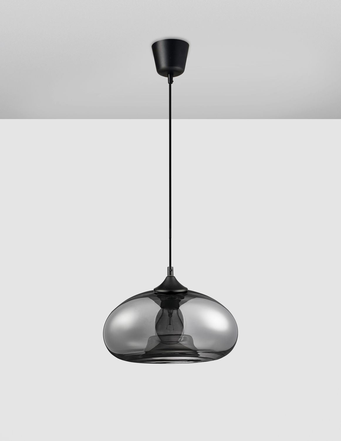 Même suspension éteinte, vue de face, verre transparent et finition noire mate