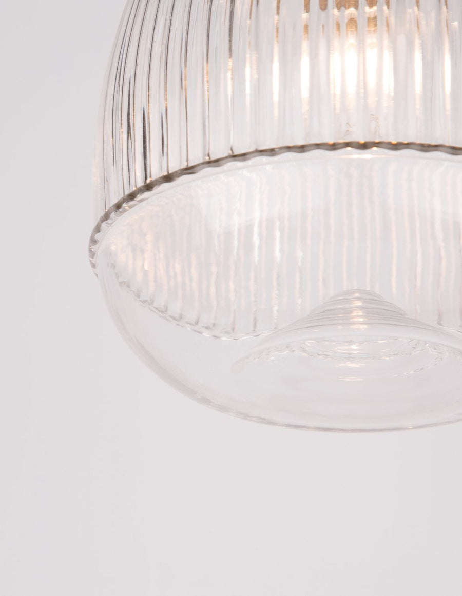 Gros plan sur la base bombée du verre et ses stries