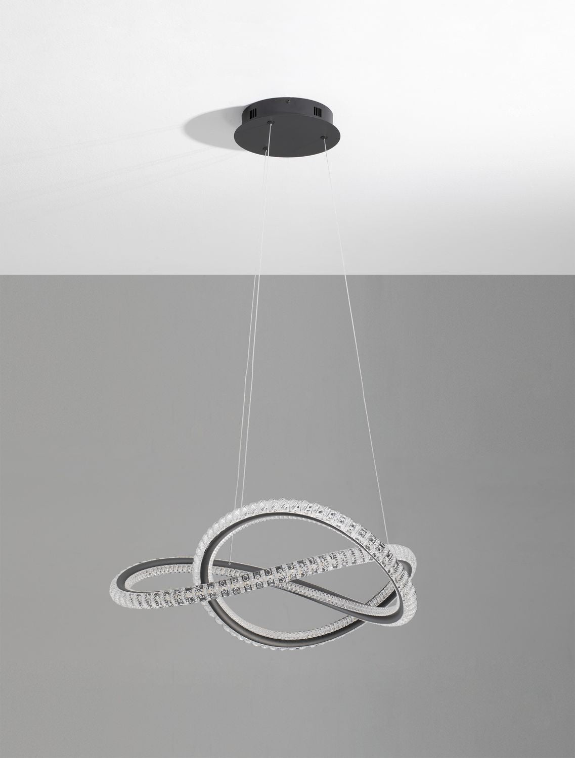Vue de trois quarts sur fond gris, structure noire et anneaux sertis illuminés