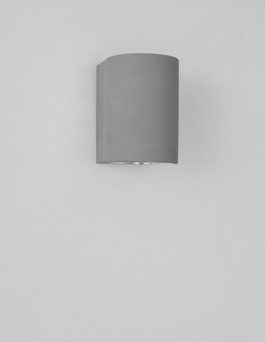 Produit de face sur fond blanc, silhouette demi-cylindre en béton gris