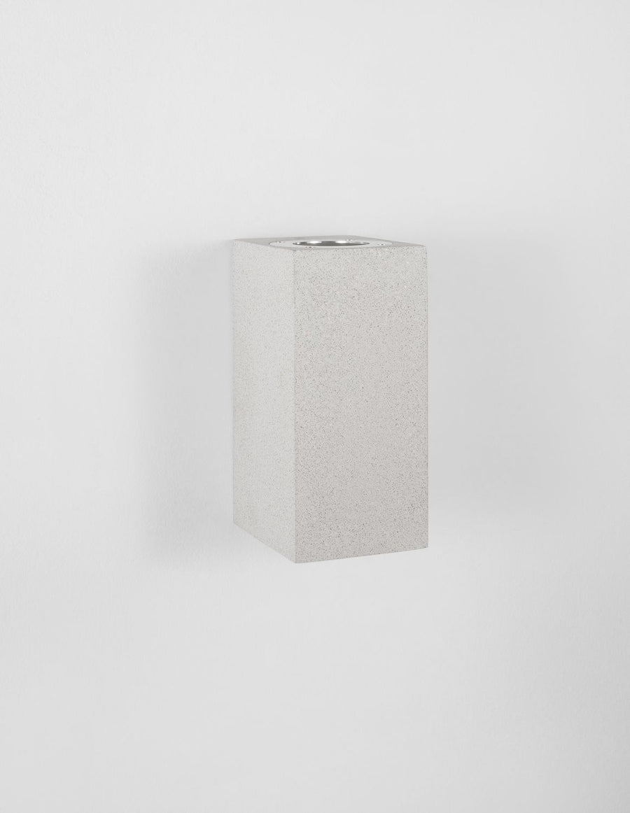 Vue de trois quarts de l'applique blanche seule sur fond gris clair