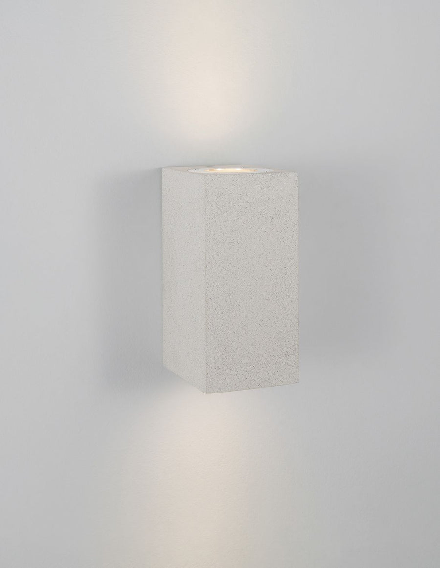Appliquer murale allumée diffusant une lumière chaude vers le haut et le bas