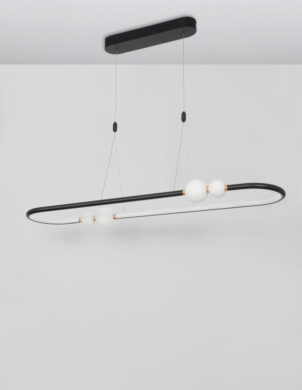 Suspension ovale noire et verre opalin présentée sur fond gris clair