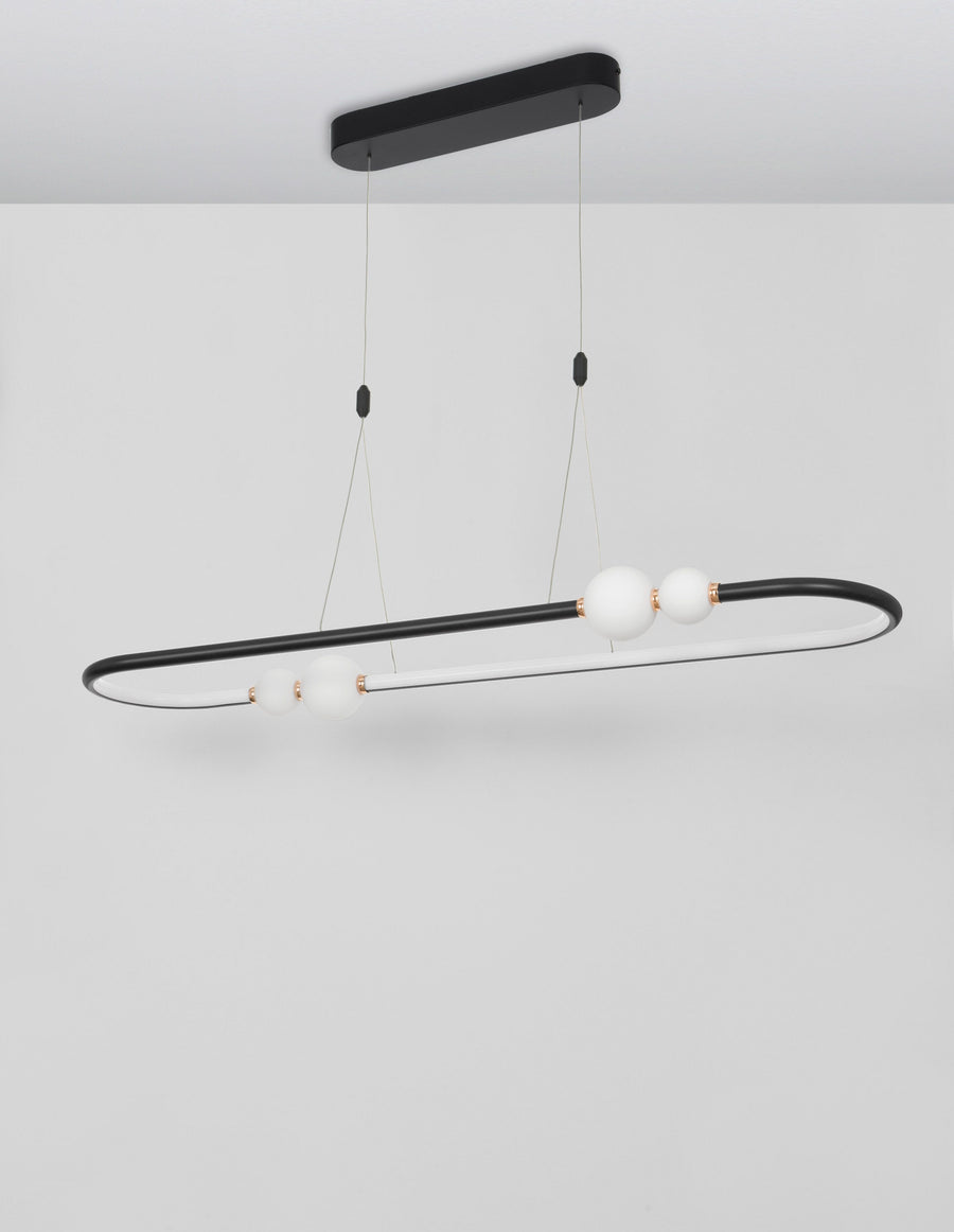 Suspension ovale noire et verre opalin présentée sur fond gris clair