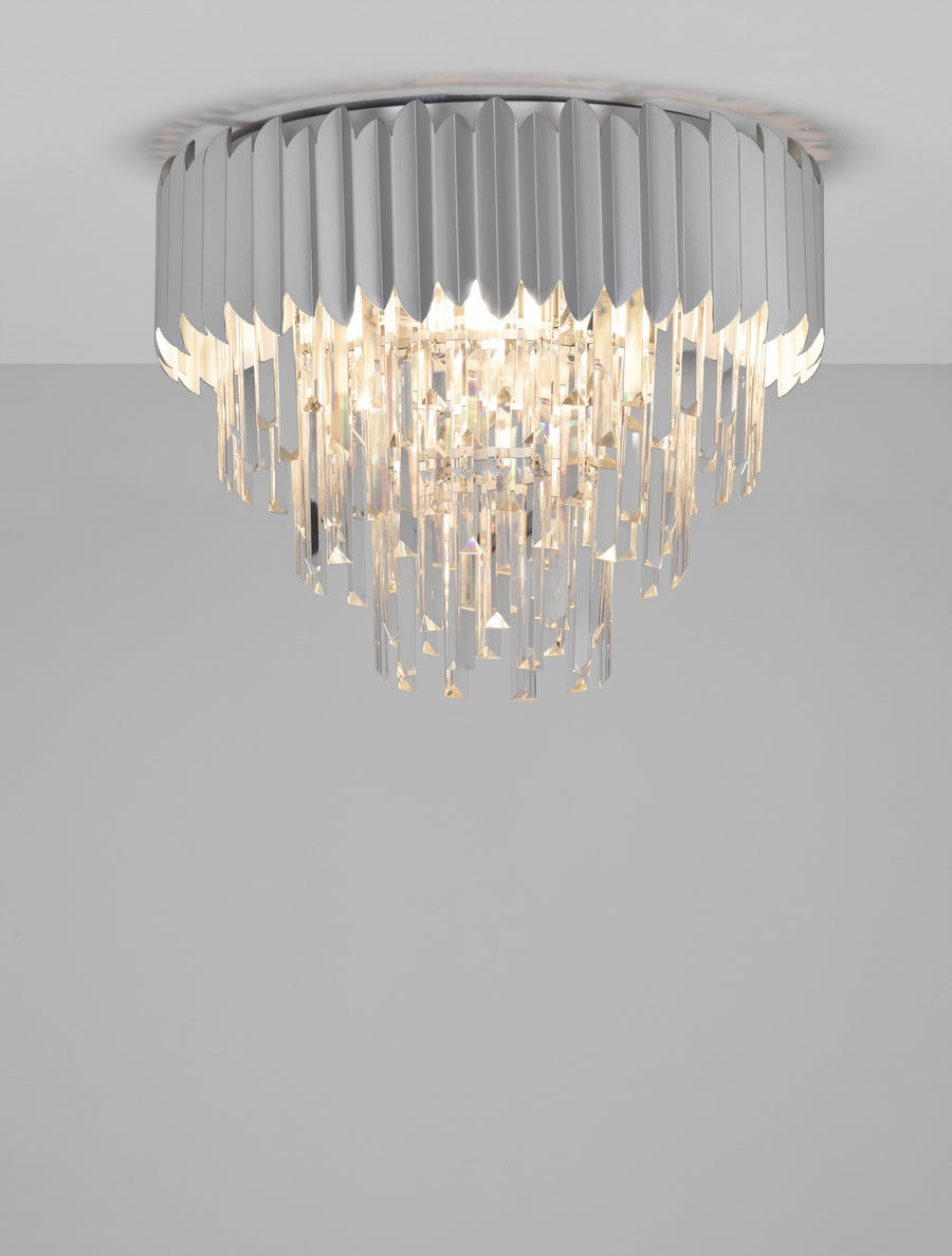 Plafonnier allumé au plafond, lamelles chromées et pampilles de cristal illuminées