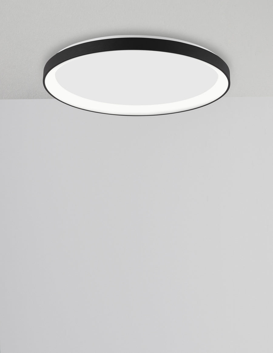 Plafonnier fixé au plafond blanc, éclairage allumé, vu de dessous