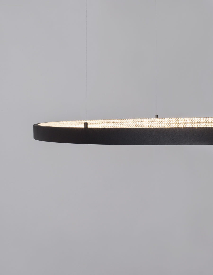 Gros plan rapproché sur le bord de l'anneau noir et son diffuseur lumineux.