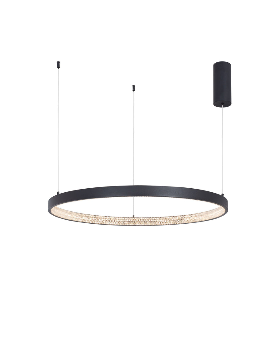 Vue de face du luminaire suspendu, anneau noir éclairé, fond neutre