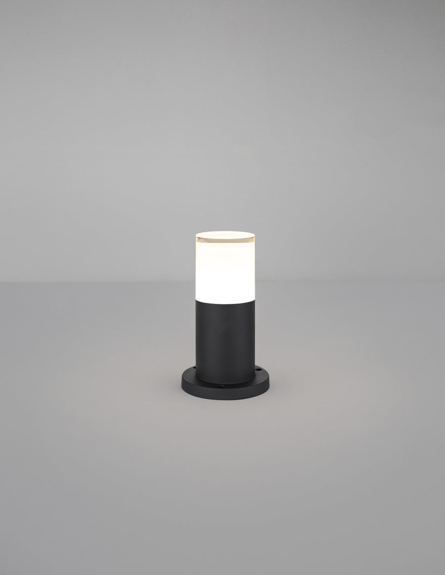 Borne extérieure allumée, diffuseur blanc lumineux au-dessus du socle noir.