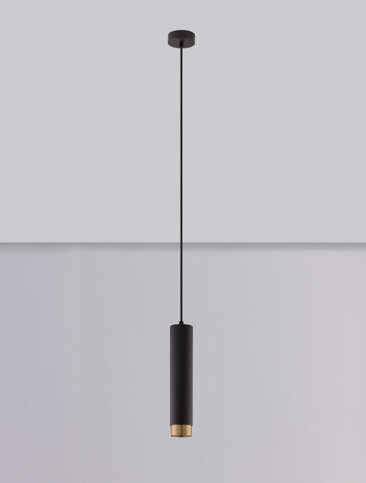 Luminaire suspendu complet avec câble noir et rosace de plafond, fond gris