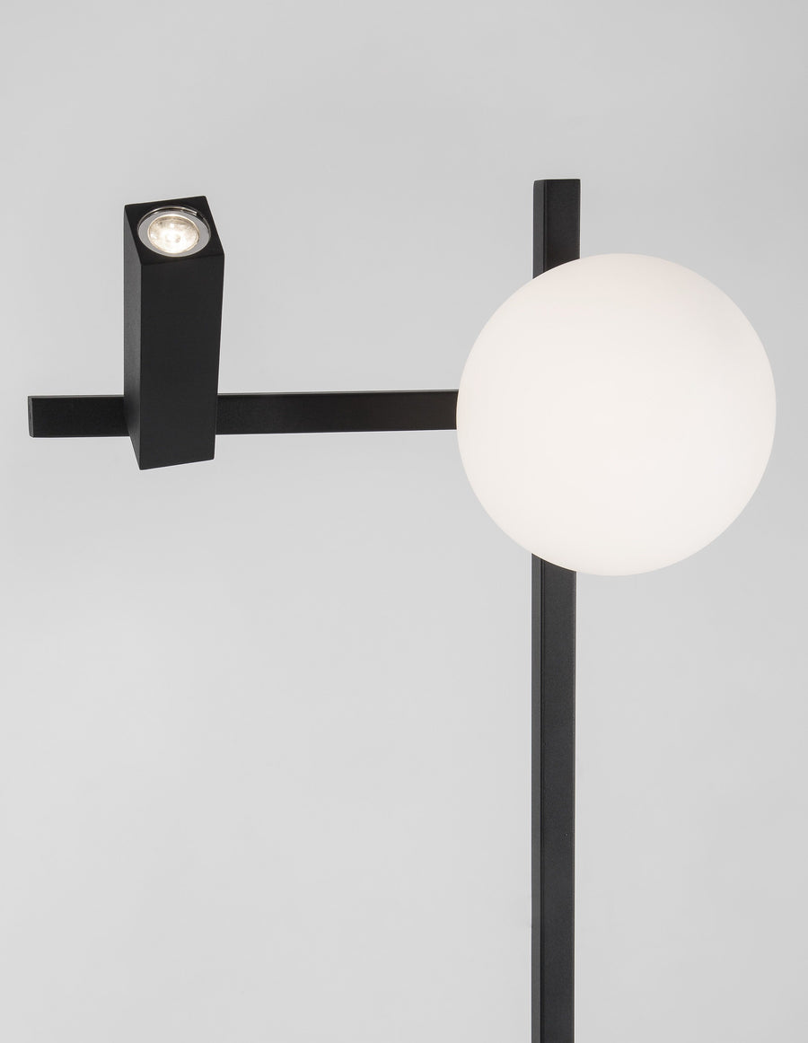 Détail du projecteur orientable noir et de la sphère de verre opalin