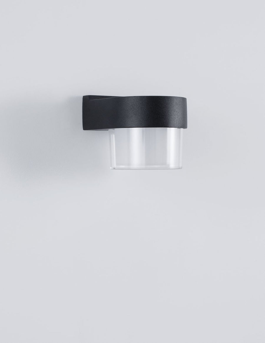 Vue de trois quarts du luminaire éteint, capot noir et verre clair