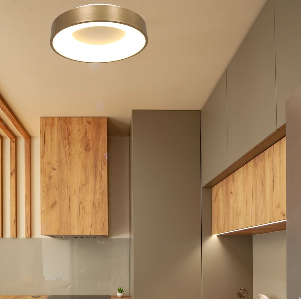 Plafonnier LED doré rond Ringlede installé au plafond d'une cuisine moderne