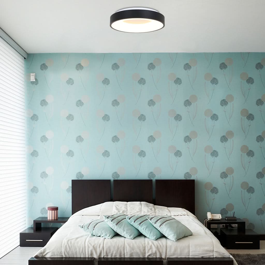 Plafonnier led noir Ringlede installé au plafond d'une chambre – Designix.fr