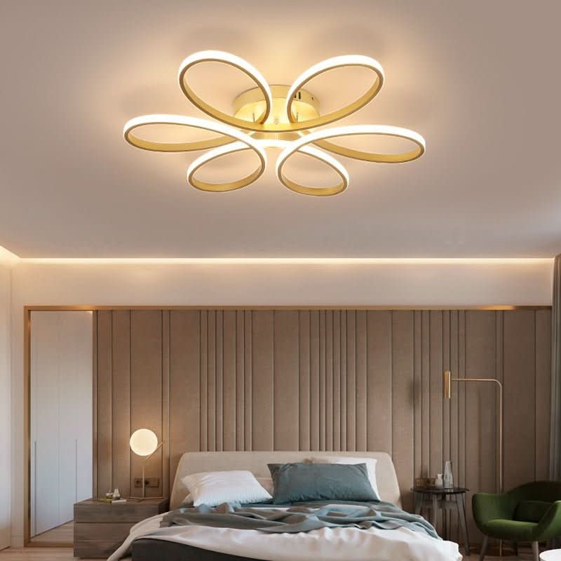 Détail de la finition dorée et des anneaux lumineux au-dessus d'un lit