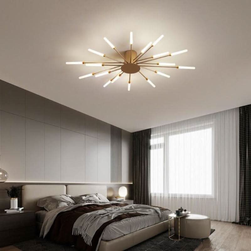 Plafonnier doré éclairé au-dessus d'un lit, mise en ambiance dans une chambre contemporaine