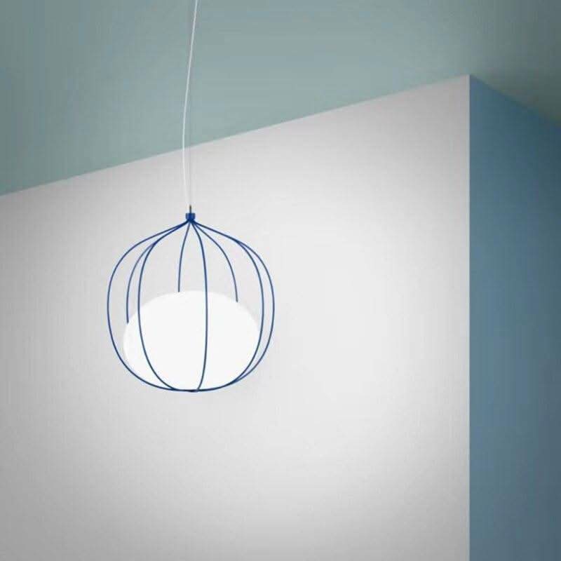 Version bleue suspendue dans l'angle d'une pièce aux murs bleu et blanc