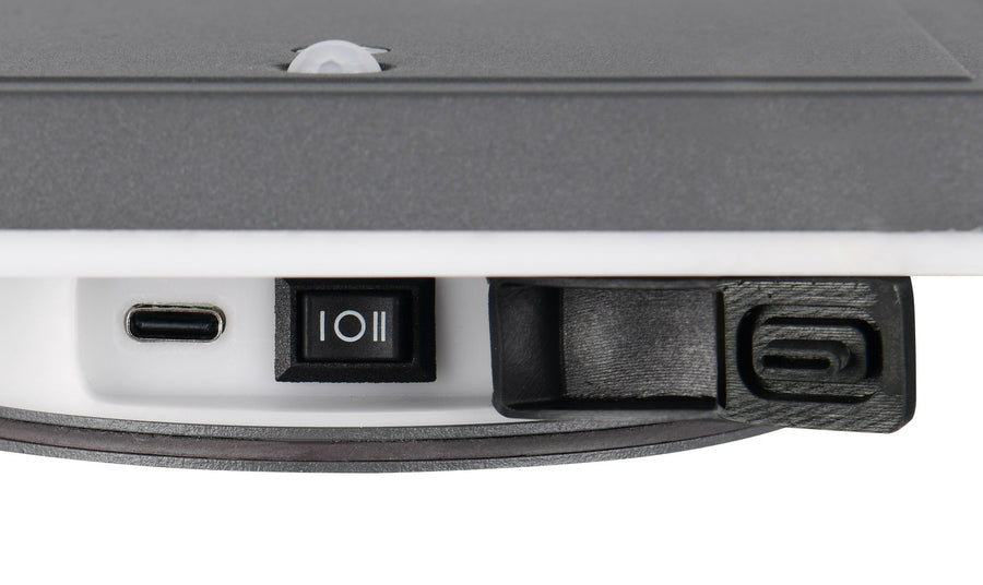 Détail de la connectique USB-C et de l'interrupteur sous l'applique