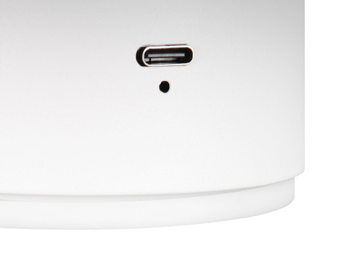 Gros plan sur le port USB-C et le témoin de charge du luminaire.