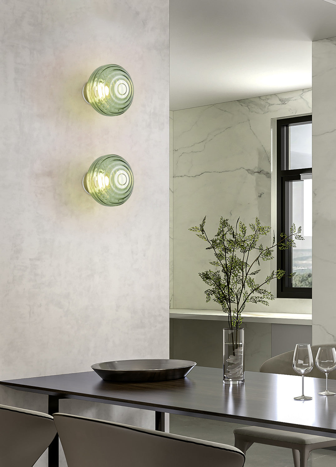 Mise en ambiance de deux appliques murales vertes fixées sur un mur clair