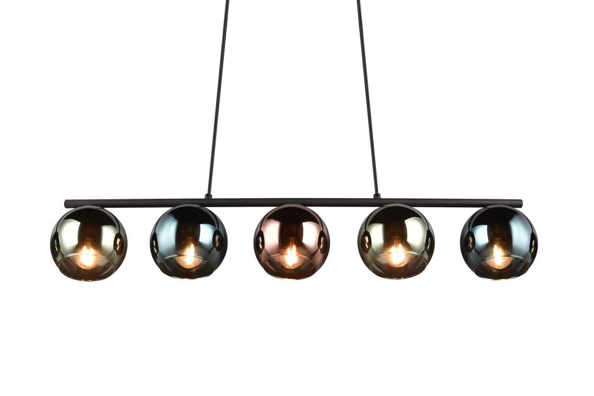 Gros plan des globes allumés, reflets métalliques et ampoules visibles à l'intérieur