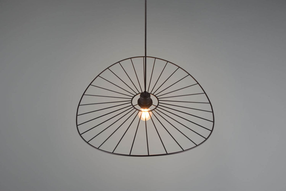 Vue rapprochée du dessous montrant la structure circulaire en fil métallique et l'ampoule.