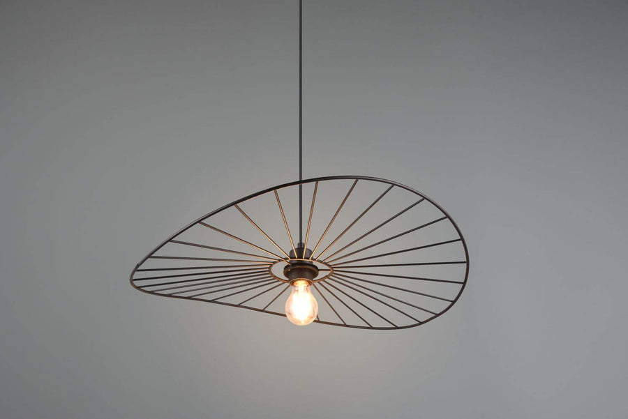 Profil du luminaire allumé, dévoilant la forme ovale et les lignes rayonnantes.