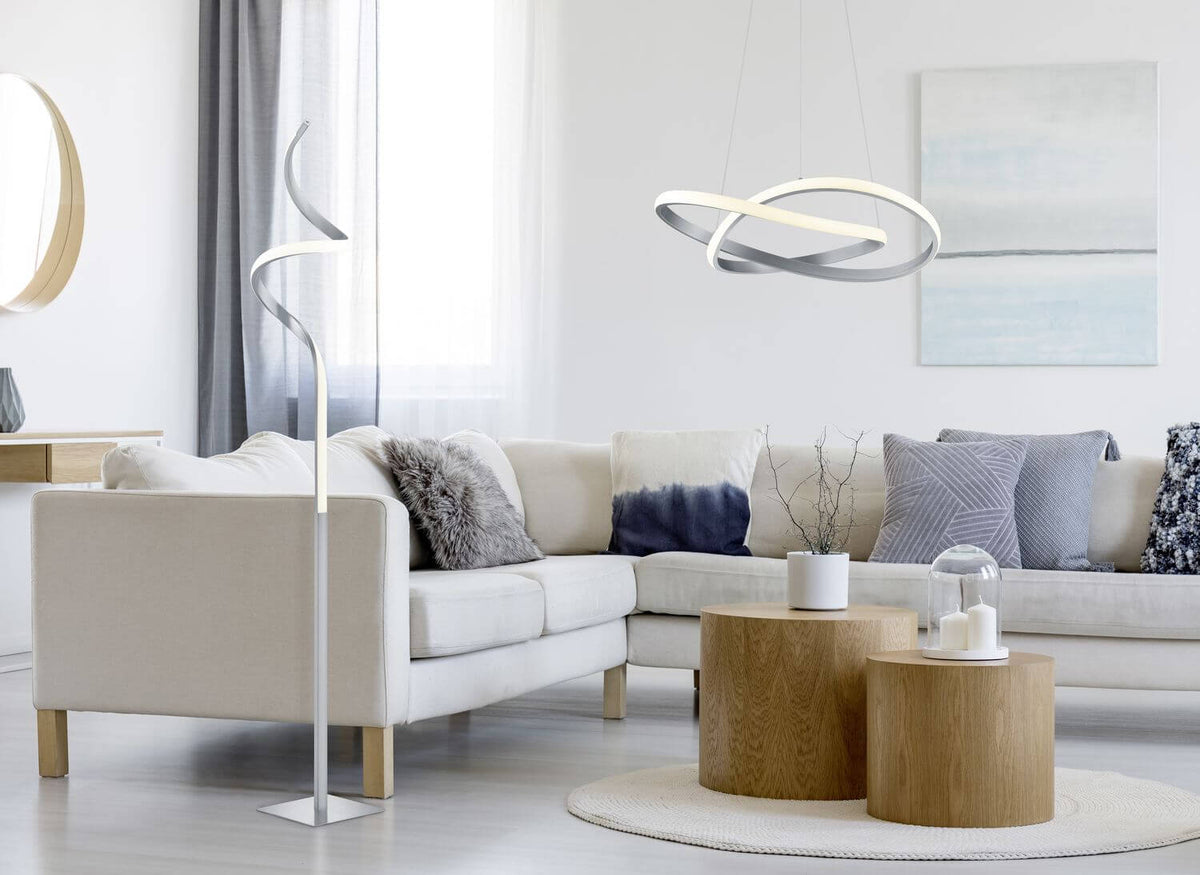 Intérieur épuré avec lampadaire assorti, suspension et tables basses en bois
