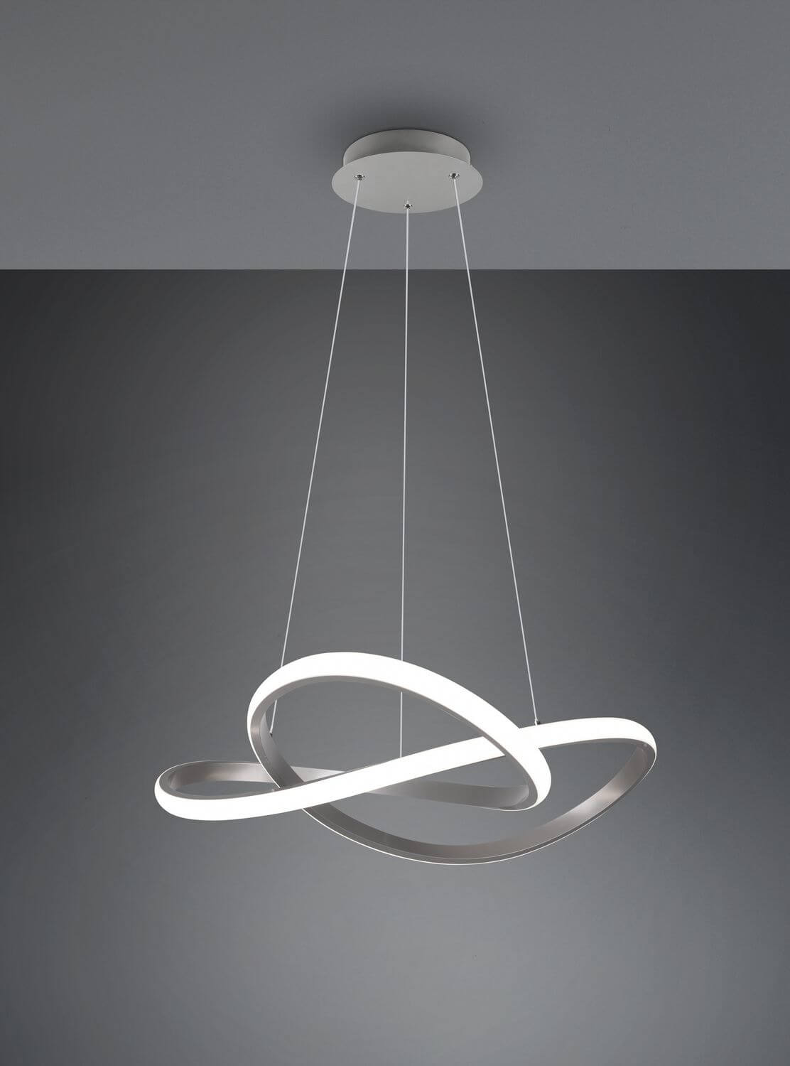 Vue en légère contre-plongée du luminaire suspendu, câbles et rosace visibles