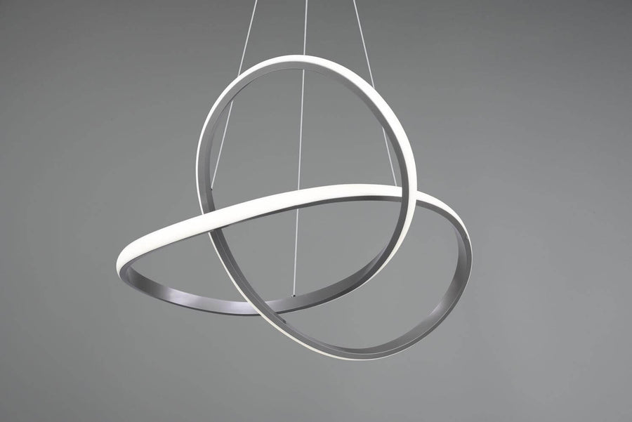 Détail de la boucle lumineuse croisée, finition nickel satiné et diffusion blanche
