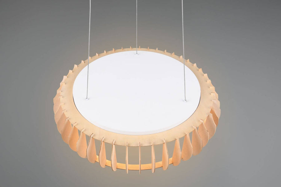 Vue par-dessous montrant le diffuseur blanc et les câbles de suspension.