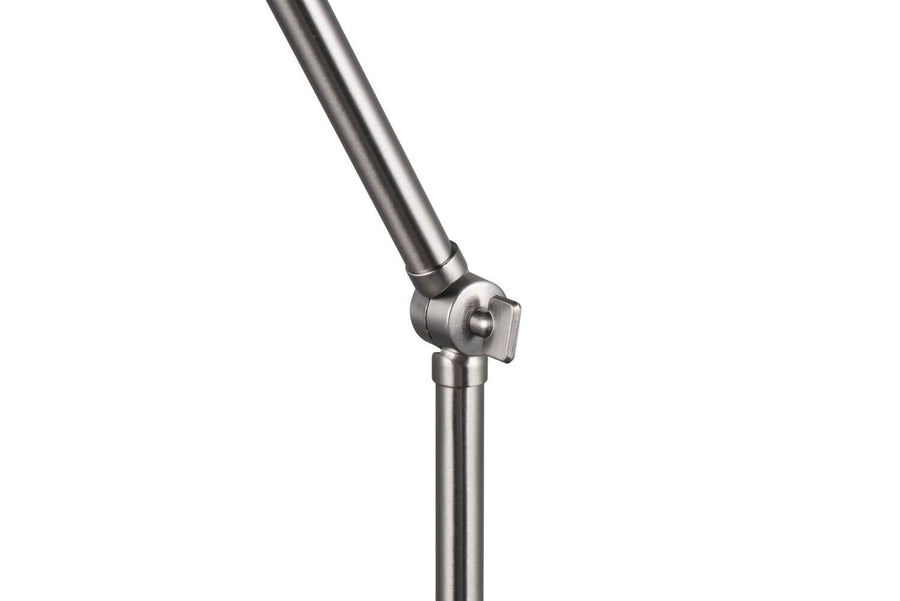 Gros plan sur l'articulation métallique réglable et la tige du lampadaire