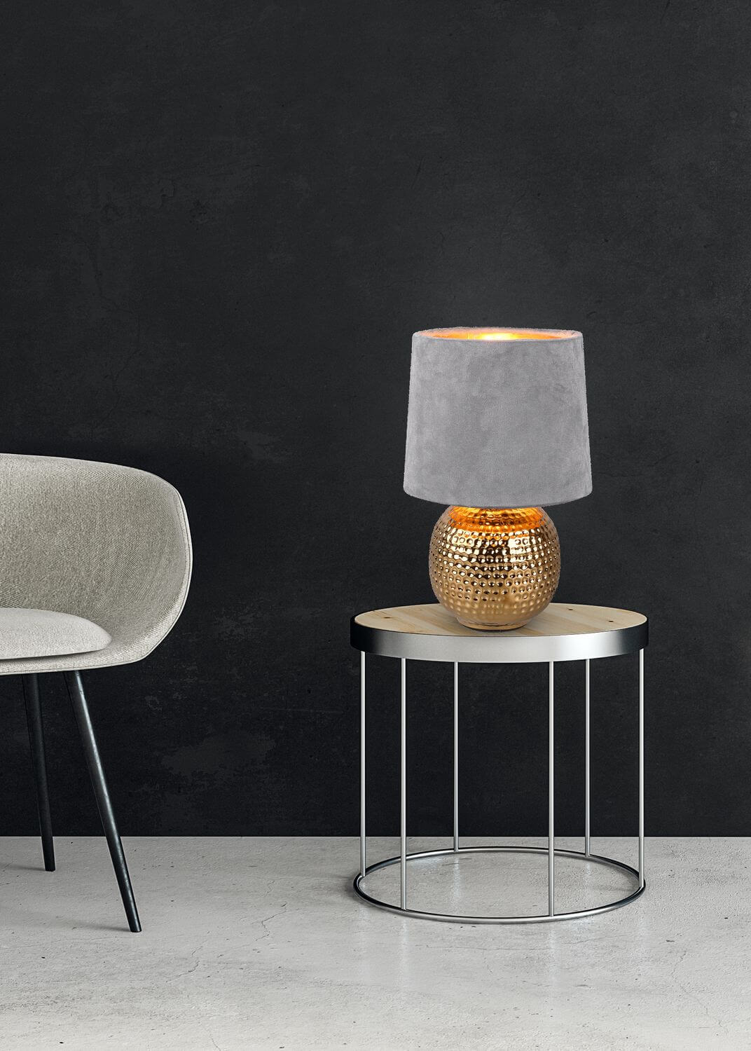 Vue rapprochée de la lampe posée sur table, ambiance intérieure sombre et moderne