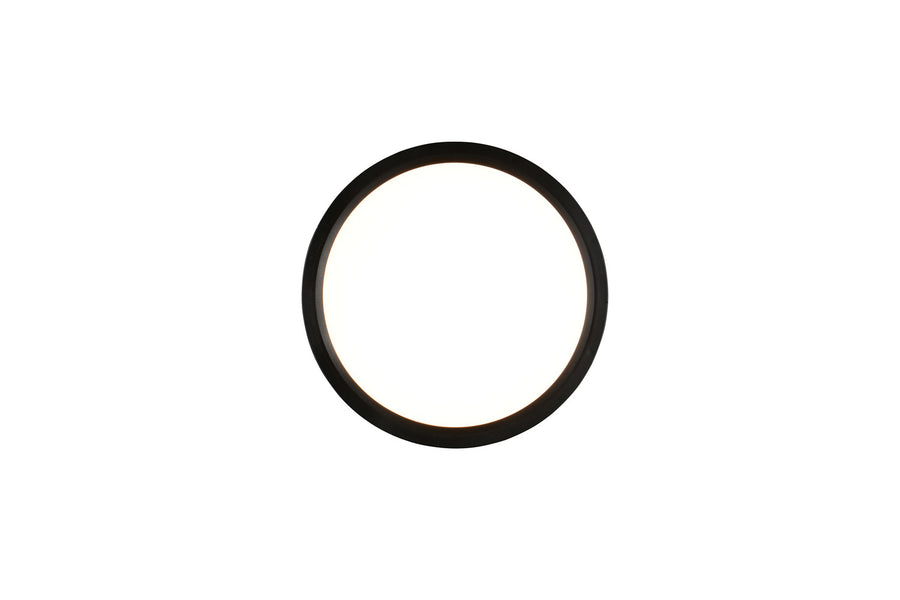 Vue de face du luminaire circulaire, anneau noir fin et verre opalin