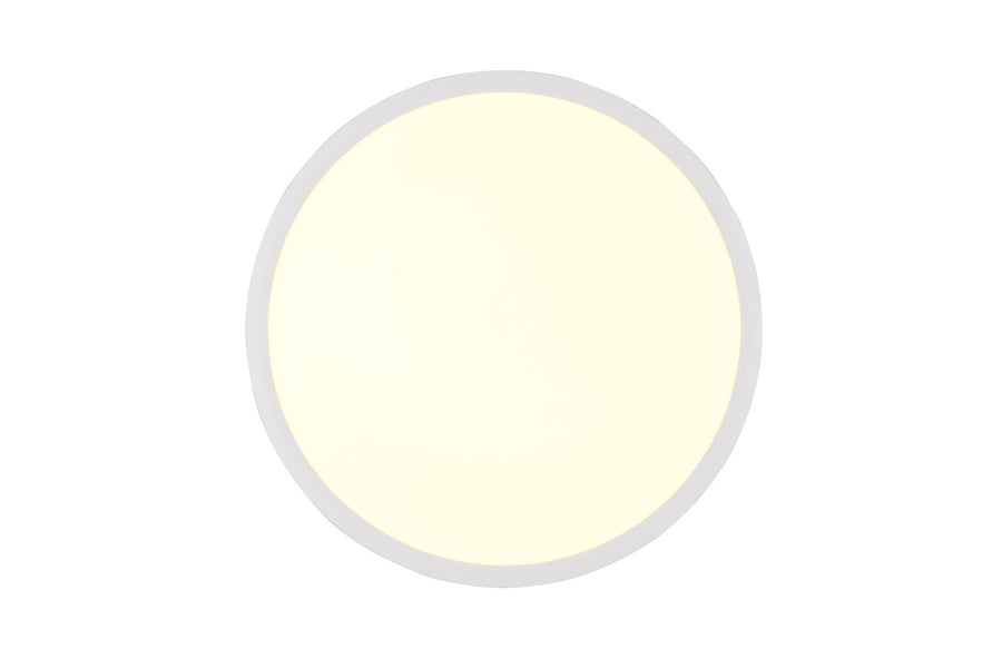 Vue frontale du plafonnier allumé, disque lumineux jaune pâle uniforme