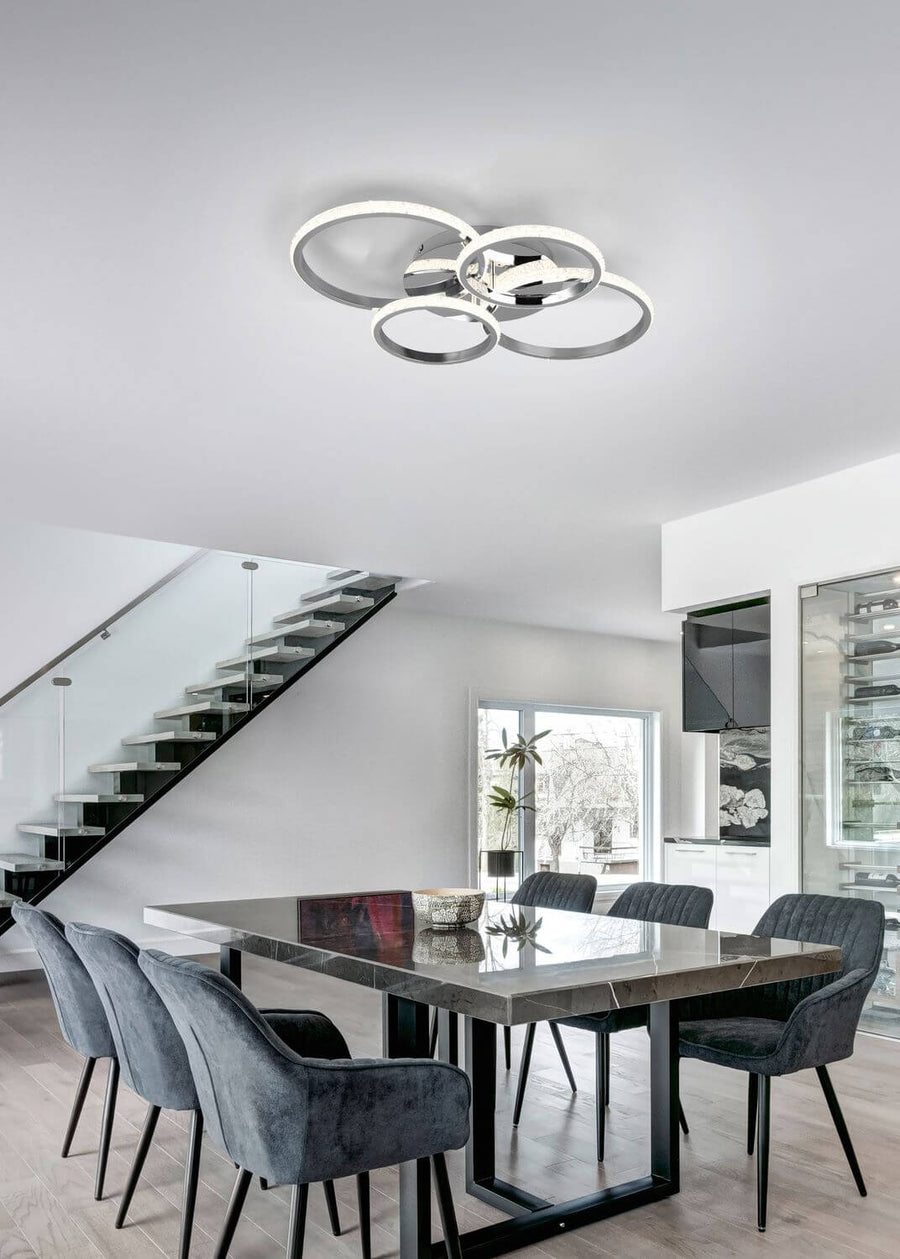 Vue en plongée du plafonnier à anneaux lumineux dans une salle à manger moderne