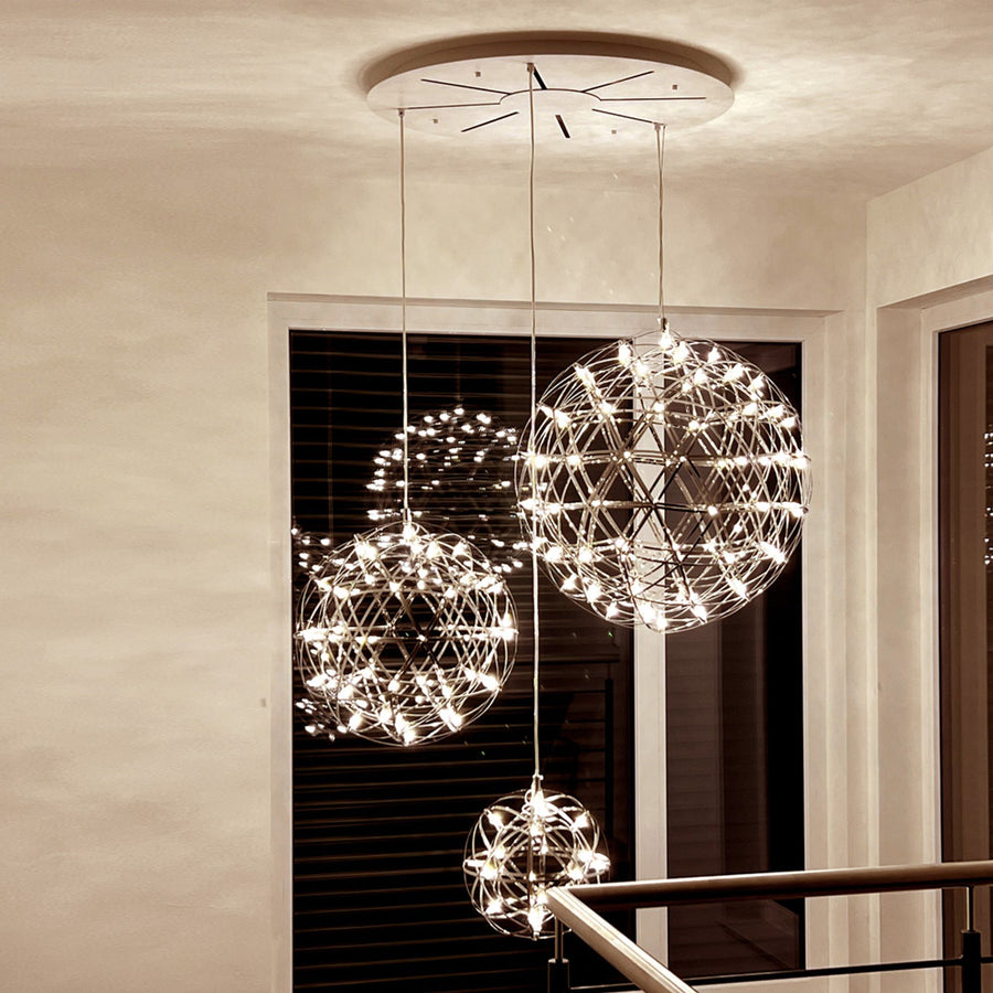 Trois globes lumineux de diamètres croissants devant une fenêtre sombre, la nuit