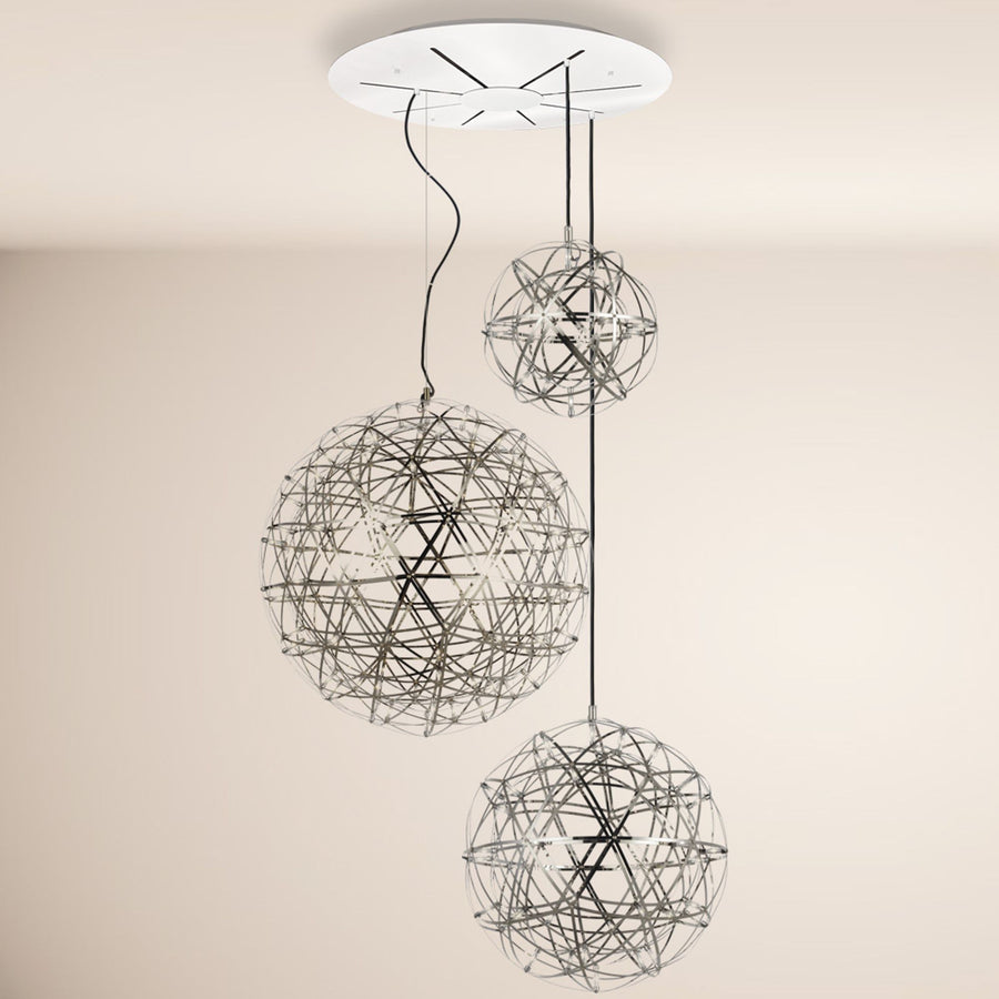 Produit présenté sur fond clair, trois sphères et platine de plafond bien visibles