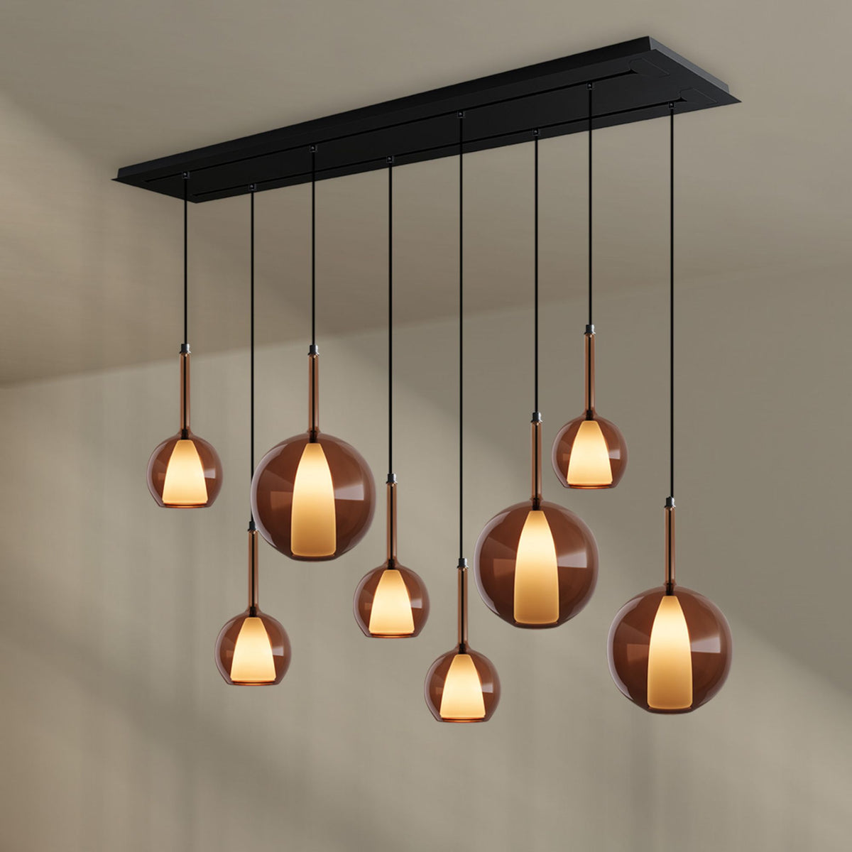 Vue de face de la suspension sur fond beige neutre, huit lumières alignées.