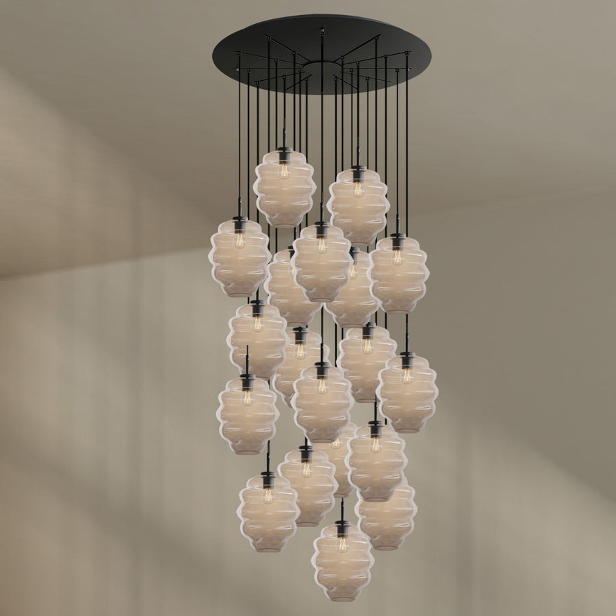 Variante verre opalin blanc laiteux, vingt globes cannelés suspendus en grappe.