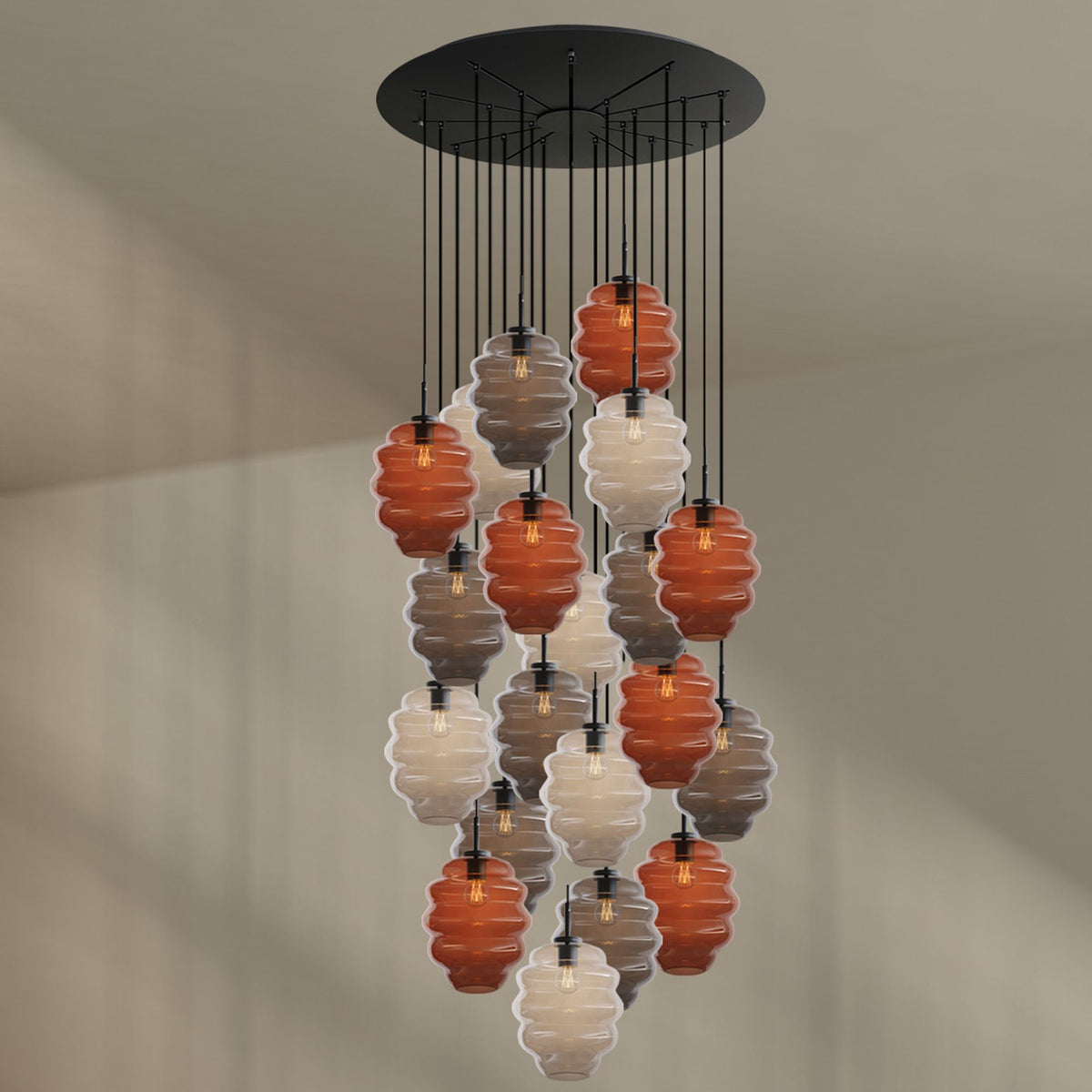 Mélange des trois teintes de verre, ambre, fumé et blanc, dans une grappe.