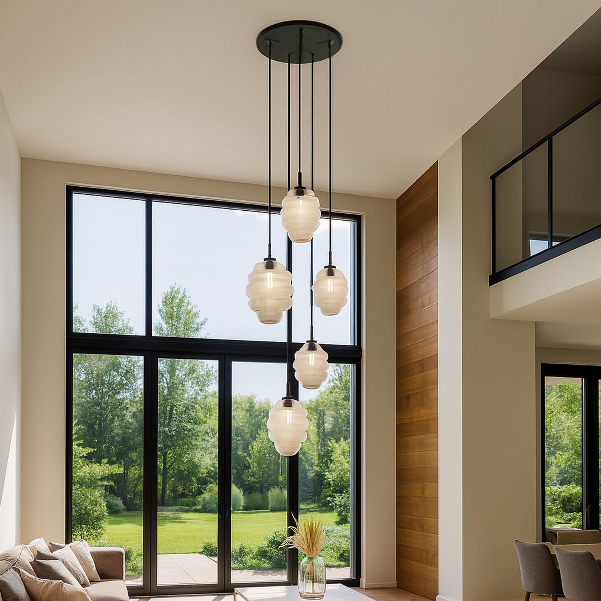 Suspension cinq lumières installée dans un salon à double hauteur, verres opalins allumés