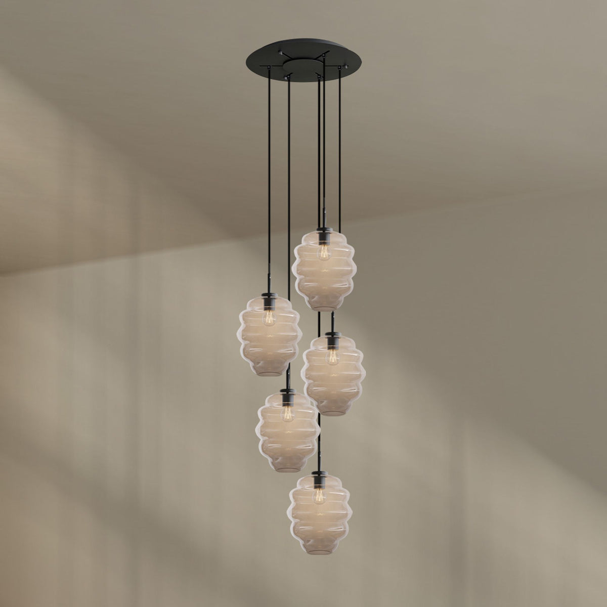 Suspension complète avec cinq verres opalins blancs et rosace noire vue de dessous