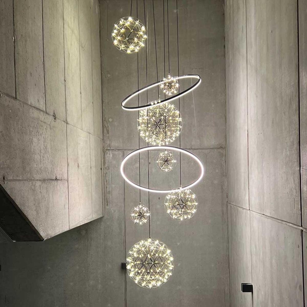 Gros plan sur les boules étoilées et les deux anneaux lumineux suspendus