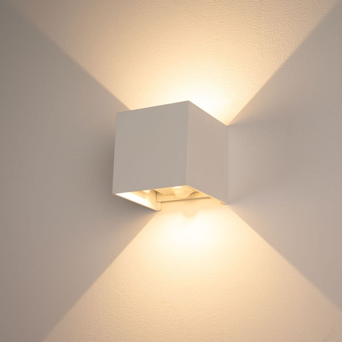 Version blanche de l'applique cube en fonctionnement, halo lumineux double